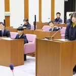 真剣な表情で議会に臨む児童たち＝播磨町役場