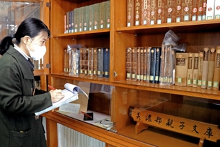 美濃部親子文庫の移転を前に保存資料の確認を行った＝２０２３年１２月、高砂市高砂町横町