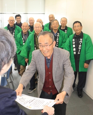 「地域再生大賞」の優秀賞の賞状を受け取ったリバークリーン・エコ炭銀行のメンバー＝加古川市加古川町北在家