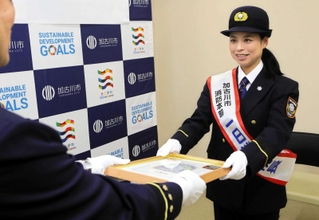 一日消防長の委嘱状を受け取る小林祐梨子さん＝加古川市総合福祉会館