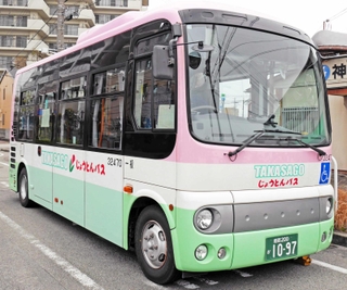 高砂市制７０周年を祝うためラッピングされる「じょうとんバス」＝同市高砂町浜田町１