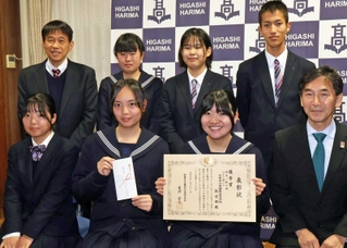 「もう遅い」で優秀賞を受賞した東播磨高校放送部の制作メンバーら＝稲美町中一色