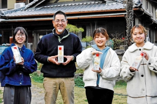 「かこっとん」の鷲尾吉正社長（左から２人目）や地域住民らとともに「綿マヨ」を完成させた学生たち＝加古川市平荘町