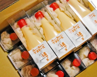 完成した「綿マヨ」。綿実油をはじめとする材料、味、パッケージにこだわり、ふわふわの綿も添えた＝加古川市平荘町