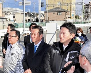 立体交差事業の計画地を高砂商工会議所や山陽電鉄の関係者らと視察する斎藤元彦知事（手前右から２人目）＝高砂市荒井町