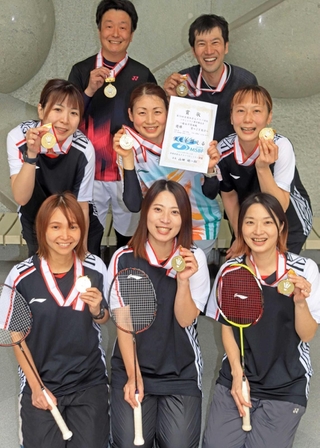 全国社会人クラブ対抗バドミントン選手権で優勝した「零－ＺＥＲＯ－」のメンバーと松尾光弘さん（左上）と川西良作さん（右上）＝高砂市総合体育館