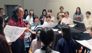 欧州で歌うために練習を重ねる兵庫稲美少年少女合唱団の子どもたち＝稲美町国安