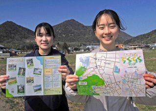 完成した加古川市志方西地区のウオーキングマップをＰＲする県立大生たち＝加古川市志方町成井