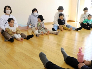 子育て支援センターの職員と一緒に手遊びや童歌を楽しむ親子＝高砂市高砂町松波町