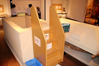 石棺は中に入るための階段が付き、傍らには「ふた」も展示している＝兵庫県播磨町大中１、県立考古博物館