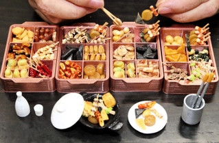 おでんの店を再現したミニチュアフェイクフードの作品＝姫路市西新町