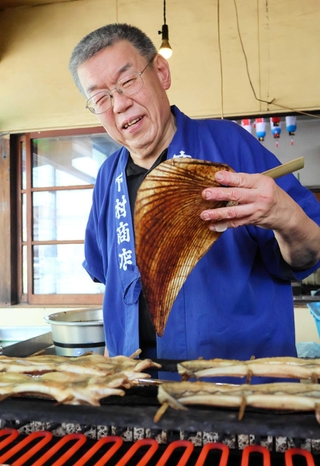 アナゴを焼く下村晋平さん＝高砂市高砂町北本町