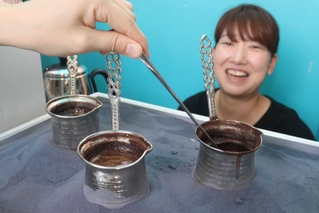 高温の砂で熱したジェズヴェを温めてコーヒーを作るトルココーヒー＝高砂市高砂町清水町、トルココーヒーＧＥＮ