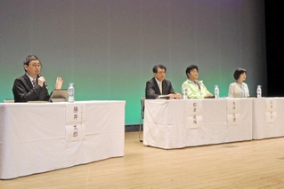 高砂市長選に向け高砂青年会議所が催した公開討論会＝高砂市高砂町朝日町１（撮影・増井哲夫）