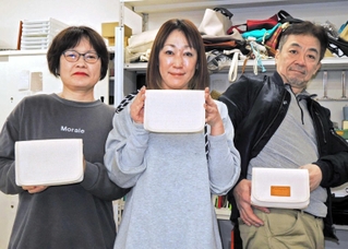 秋祭りで活躍しそうな「まつりポーチ」を発売した「御影屋」の柿木貴智代表（右）とスタッフ＝高砂市高砂町今津町