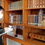 美濃部親子文庫の移転を前に保存資料の確認を行った＝２０２３年１２月、高砂市高砂町横町