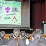 「地方創生☆政策アイデアコンテスト」で優秀賞を受賞した加古川東高校生によるプレゼンテーション＝高砂市米田町米田