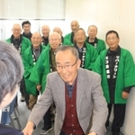「地域再生大賞」の優秀賞の賞状を受け取ったリバークリーン・エコ炭銀行のメンバー＝加古川市加古川町北在家