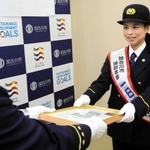 一日消防長の委嘱状を受け取る小林祐梨子さん＝加古川市総合福祉会館