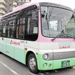 高砂市制７０周年を祝うためラッピングされる「じょうとんバス」＝同市高砂町浜田町１