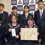 「もう遅い」で優秀賞を受賞した東播磨高校放送部の制作メンバーら＝稲美町中一色