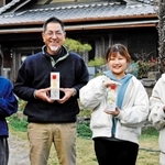 「かこっとん」の鷲尾吉正社長（左から２人目）や地域住民らとともに「綿マヨ」を完成させた学生たち＝加古川市平荘町