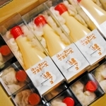 完成した「綿マヨ」。綿実油をはじめとする材料、味、パッケージにこだわり、ふわふわの綿も添えた＝加古川市平荘町