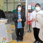 宮城県石巻市で咲いた「ど根性ひまわり」の種を配る米田小学校６年生＝高砂市米田町米田新