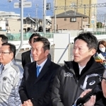 立体交差事業の計画地を高砂商工会議所や山陽電鉄の関係者らと視察する斎藤元彦知事（手前右から２人目）＝高砂市荒井町