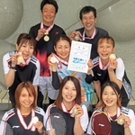 全国社会人クラブ対抗バドミントン選手権で優勝した「零－ＺＥＲＯ－」のメンバーと松尾光弘さん（左上）と川西良作さん（右上）＝高砂市総合体育館
