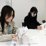 各候補者が選挙運動で使う「七つ道具」を点検する市職員＝高砂市役所