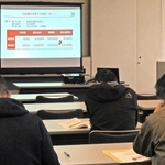 ふるさと納税の制度見直しを受け、加古川市が返礼品事業者向けに開いた説明会＝市役所