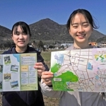 完成した加古川市志方西地区のウオーキングマップをＰＲする県立大生たち＝加古川市志方町成井
