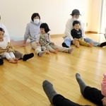 子育て支援センターの職員と一緒に手遊びや童歌を楽しむ親子＝高砂市高砂町松波町