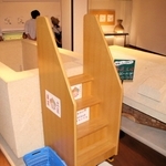 石棺は中に入るための階段が付き、傍らには「ふた」も展示している＝兵庫県播磨町大中１、県立考古博物館