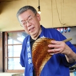 アナゴを焼く下村晋平さん＝高砂市高砂町北本町