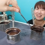 高温の砂で熱したジェズヴェを温めてコーヒーを作るトルココーヒー＝高砂市高砂町清水町、トルココーヒーＧＥＮ