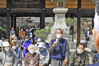 立候補者の演説の後、質問を投げかける市民＝高砂市曽根町