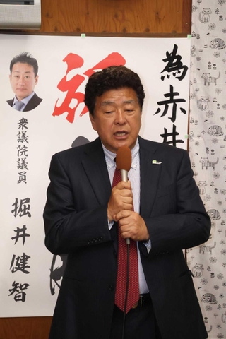敗戦の弁を述べる赤井浩康氏＝高砂市荒井町小松原