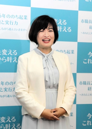 支援者に感謝を述べる石本玲子氏＝高砂市荒井町若宮町