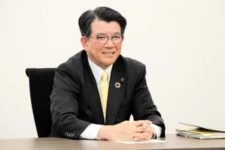 再選から一夜明けて記者会見に臨む都倉達殊市長＝高砂市役所