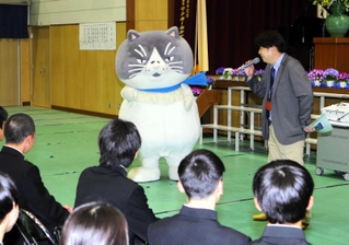 開校を祝うサプライズゲストとして登場したマル＝加古川市平荘町山角