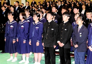 両荘みらい学園の校歌を合唱する児童生徒たち＝加古川市平荘町山角
