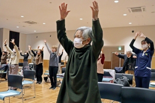 「大丈夫　ひとりじゃない」の振り付けを踊る加古川元気会の会員ら＝加古川市加古川町寺家町、加古川市総合福祉会館