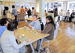 東加古川にできた市民活動の新たな拠点、コープのつどい場「虹」。見学会では近隣住民らがコーヒーを飲みながら交流した＝加古川市平岡町新在家１