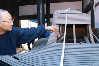 屋根部分が破損した厨子＝加古川市加古川町北在家、鶴林寺