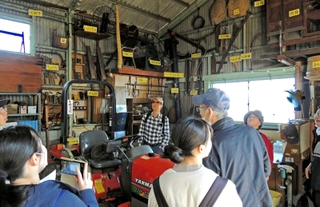 昔の農機具を展示する個人運営の「博物館」。予約すれば見学も可能だ＝加古川市志方町原