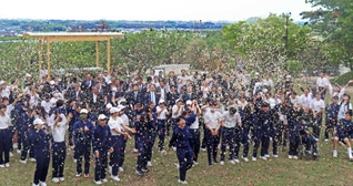 両荘みらい学園の子どもたちがフラワーシャワーでオープンを祝った＝加古川市上荘町見土呂