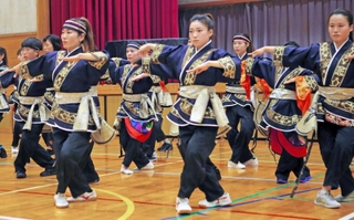 本番に向けて練習に励む「恋」のメンバー＝加古川市別府町新野辺、別府西小学校