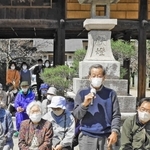 立候補者の演説の後、質問を投げかける市民＝高砂市曽根町